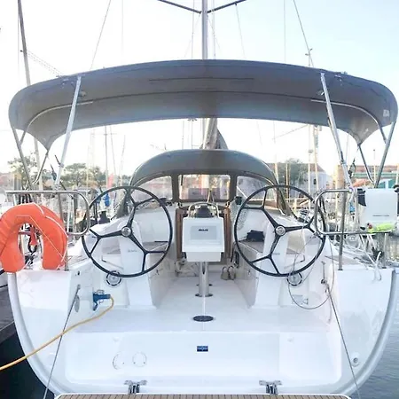 Luxury Sailing Boat Botel Lisboa